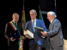 126-Sindaco-con-Ass.-Gallizzi-premiano-Capello