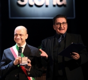 95-Sindaco-con-Giacobbo-mostra-Medaglia-della-Repubblica