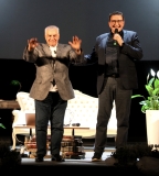 23-Saluto-di-Hawass-sul-palco-con-Giacobbo